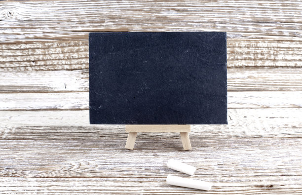 黑板菜单与画架在木制背景，复制空间图片下载