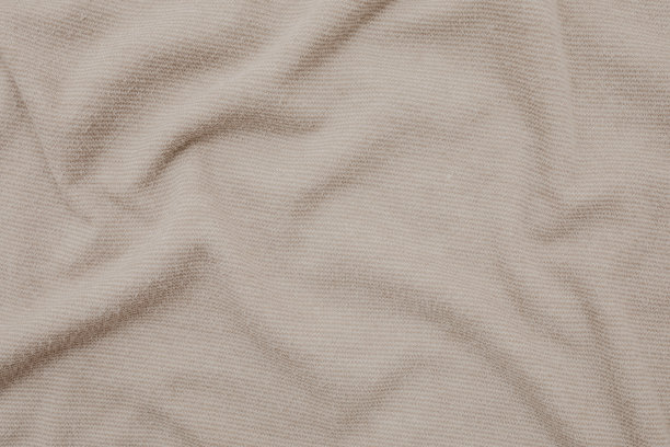 褶皱和褶皱织物质地特写。图片下载