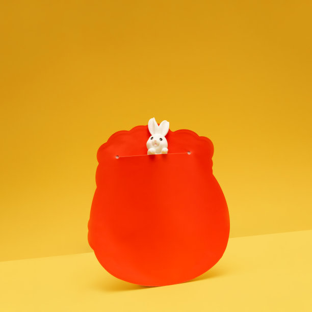 可爱的小白兔装在传统的中国红包里。2023. 农历新年，兔年作文。图片下载