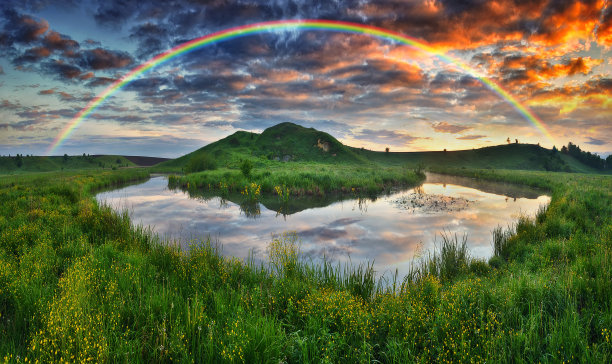 春江彩虹景观。五彩缤纷的早晨。乌克兰的性质图片下载