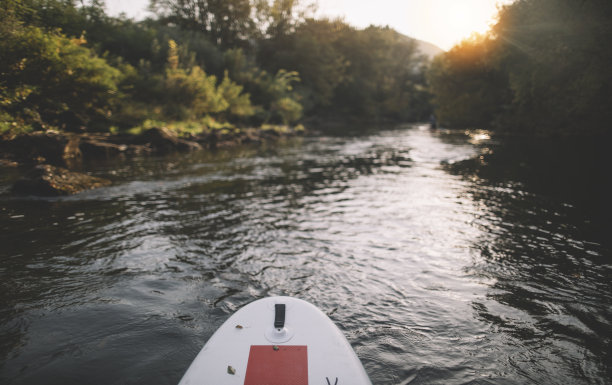 秋天在河上冲浪图片下载