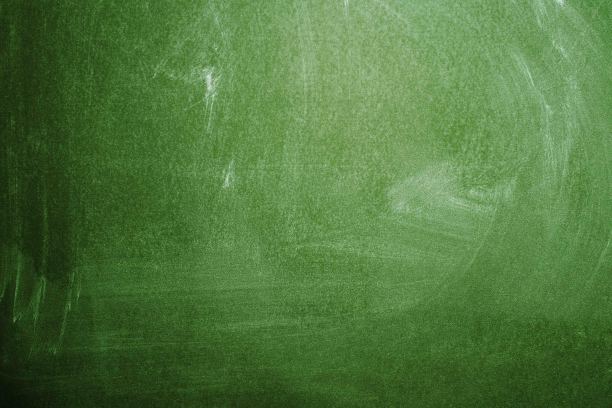 粉笔擦在黑板上，绿色的纹理或背景图片下载