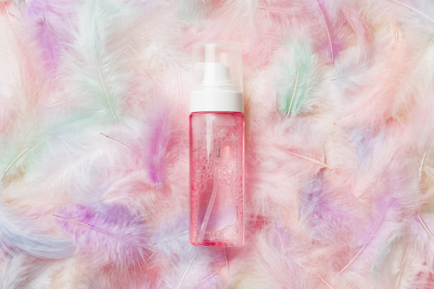 温泉化妆品，奶油瓶，品牌模拟，顶视图与羽毛背景。平躺图片下载