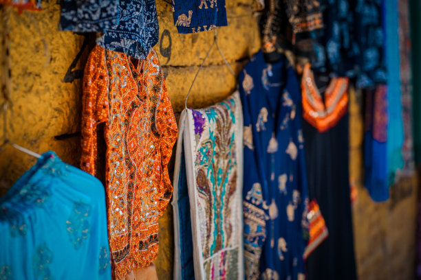 挂在街上出售的传统妇女服装。图片下载