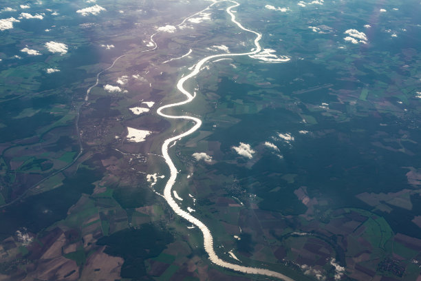 流动河流的鸟瞰图图片下载