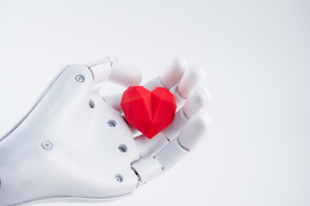 机器人手握红心，白底图片下载