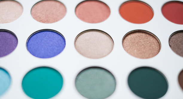 选择焦点眼影调色板与各种颜色在珍珠色和哑光特写图片下载