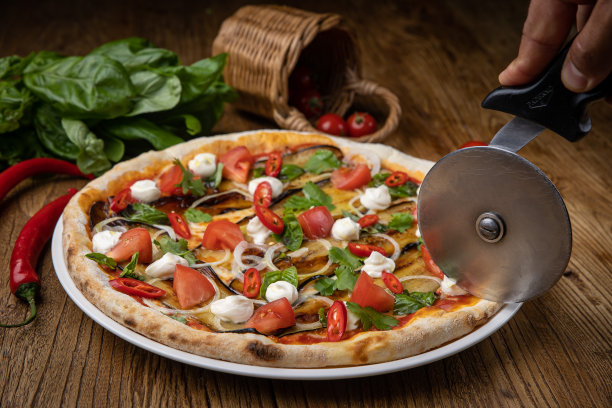 披萨里有茄子、奶酪、西红柿和红辣椒图片下载