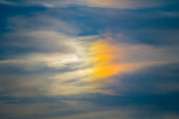 黑暗天空中五彩缤纷的光环图片下载