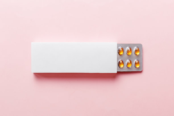 空白白色产品包装盒模型。打开空白药药盒与欧米茄泡顶视图图片下载