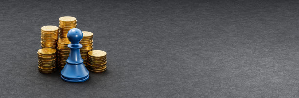 在黑暗背景上成堆的硬币前面的象棋兵图片下载