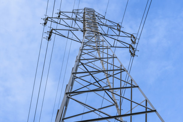 向城市、乡村供电的电站。高压电塔。特写镜头。蓝天下的电力线。图片下载