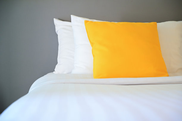 白色床上黄色枕头，室内设计图片下载