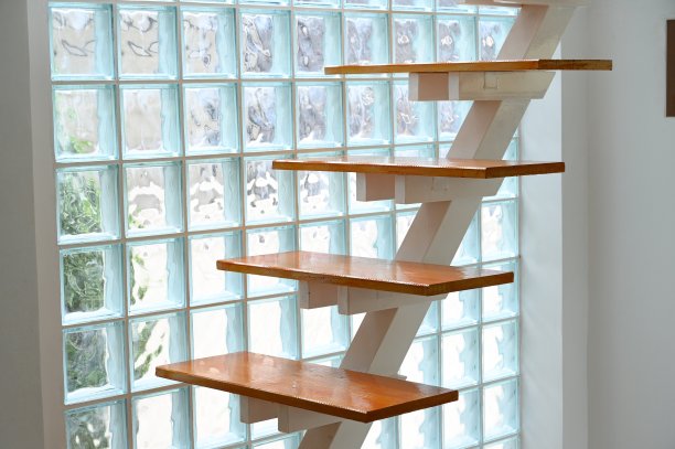 木质楼梯和玻璃墙，室内设计图片下载