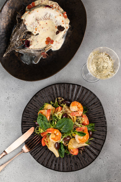 白种人的手拿着牡蛎，盘子里的新鲜牡蛎，牡蛎背景图片下载