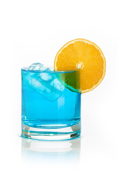 蓝色饮料配冰块和白色背景上的橘片，孤立的图片下载