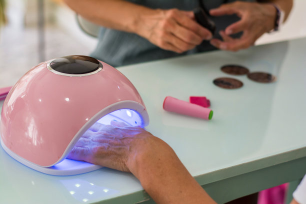 美容院美甲师和美容师图片下载