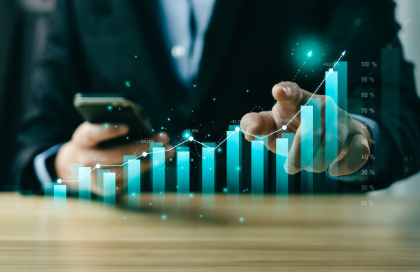 战略规划，商人或商人显示了一个不断增长的库存在手机上的虚拟全息图。投资交易。目标成功，战略，业务技术背景图片下载