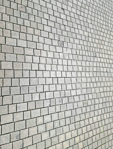 人行道上铺着灰色的铺路石图片下载