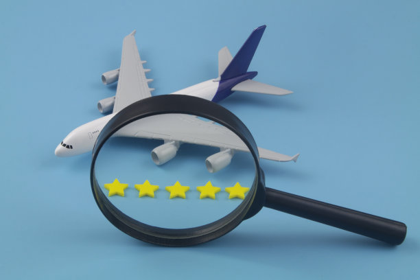 蓝色背景上有五星和放大镜的飞机。图片下载