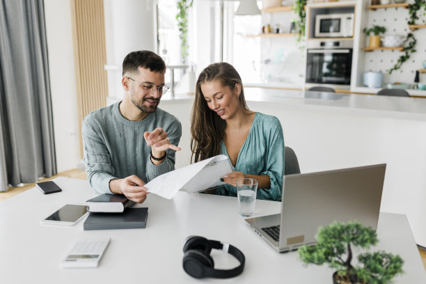 年轻夫妇在家工作图片下载