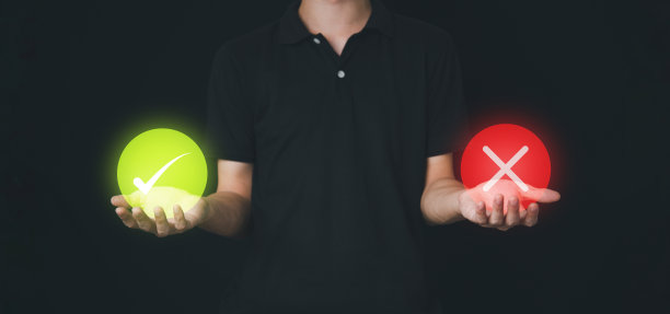 检查商人手上圈中的绿色标记和红色错误图标。取消或批准投票。回答的概念。正确的和交叉。图片下载