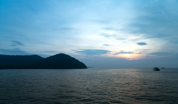 太阳落山的那一刻，美丽的大海和天空。图片下载