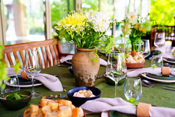 摆放鲜花的大桌子很漂亮。图片下载