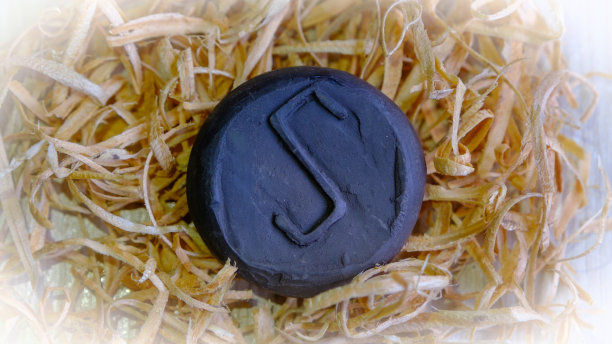 古老的拉脱维亚力量的象征。标志有各种各样的含义，以促进繁荣和丰收。保护士兵，包括运动员。象征生育，家的祝福。增进健康，增强力量，保护睡眠。图片下载