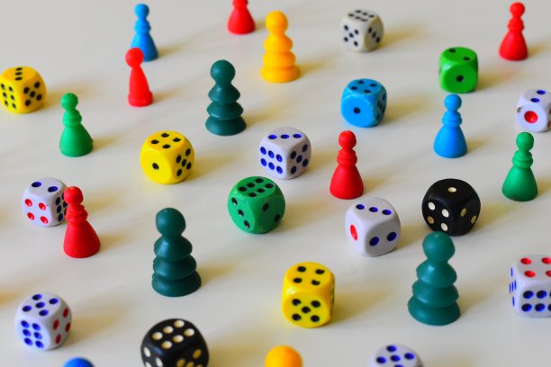 不要生气棋盘游戏骰子和不同颜色的数字在一个白色桌子的库存照片图片下载