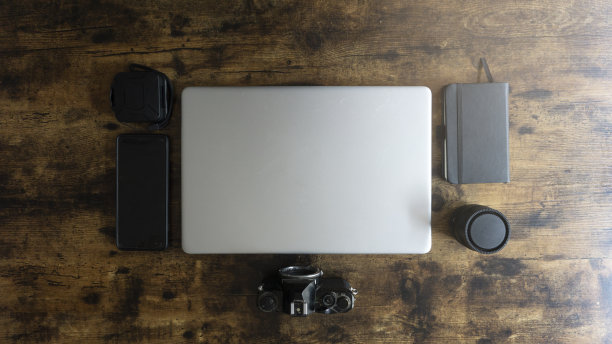 一套旅行者与咖啡杯，电脑，笔记本和相机在木制背景，复古风格。图片下载