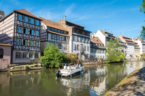 法国大东部地区上莱茵省阿尔萨斯省斯特拉斯堡运河上的传统阿尔萨斯老房子图片下载