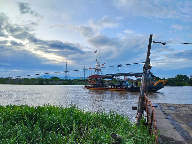 一辆汽车在船上图片下载