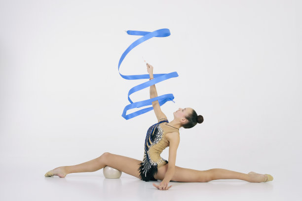 艺术体操的女孩穿着紧身衣旋转坐在半台阶上的丝带图片下载