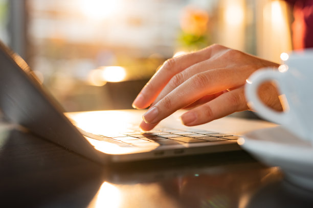 女性使用笔记本电脑的特写镜头图片下载