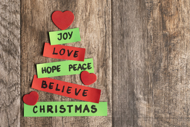 由绿色和红色的纸制成的抽象圣诞树图片下载