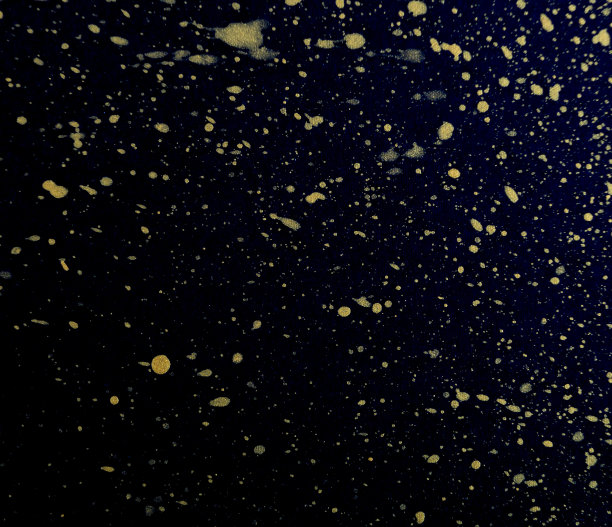 在黑色的纸上喷上金色图片下载