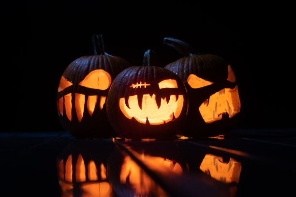 黄昏杰克奥灯笼-雕刻南瓜在晚上-可怕的万圣节装饰-充分图片下载