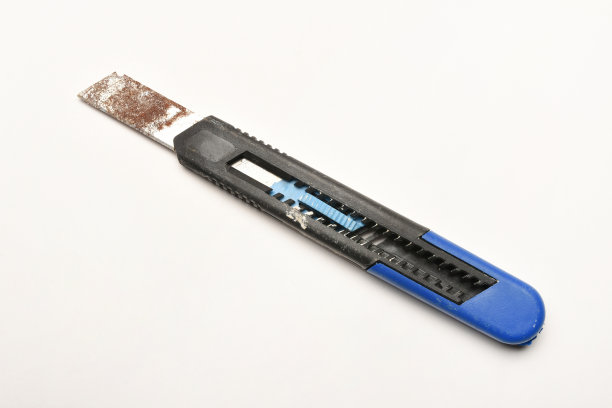 白色背景上的旧而生锈的美工刀图片下载