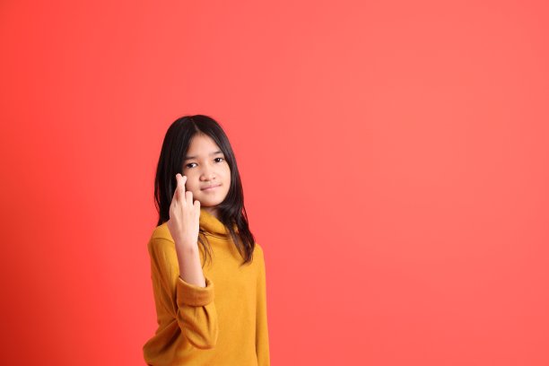 色彩斑斓的亚洲孩子图片下载