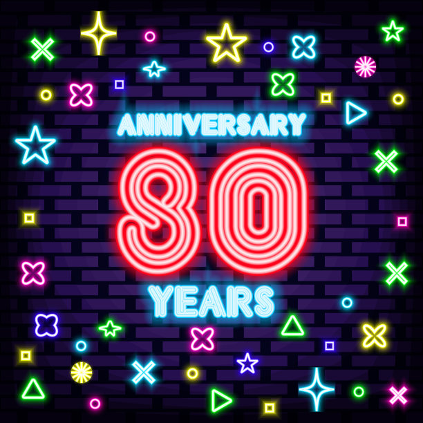 80周年纪念霓虹引用。砖墙背景。霓虹灯文本。图片下载