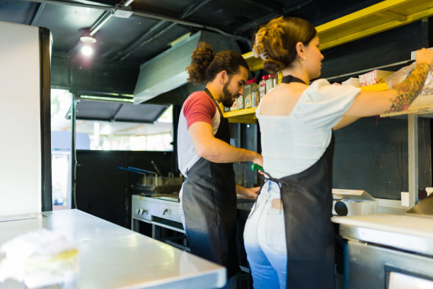 厨师和厨师在做快餐图片下载