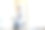 年轻的家庭主妇或单身妇女自己粉刷新房子的墙壁。女清洁工称赞油漆装饰产品-库存照片图片下载