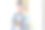 年轻的家庭主妇或单身妇女自己粉刷新房子的墙壁。女性粉刷匠的工作。上半身肖像-库存照片图片下载