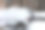 停车场里的汽车被雪覆盖了。白雪皑皑的冬天和雪堆图片下载
