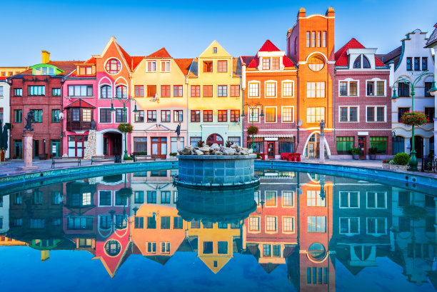 科莫诺,斯洛伐克。欧洲庭院日出，历史市中心广场。图片下载