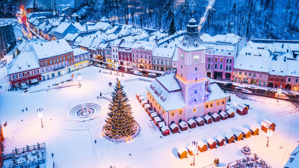 布拉索夫，罗马尼亚——特兰西瓦尼亚的圣诞市场，雪景和主广场。图片下载