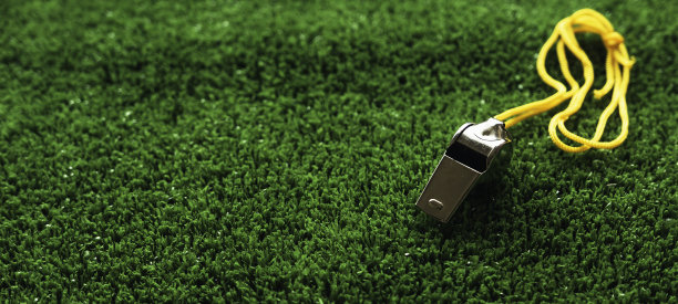 在足球场吹口哨。图片下载