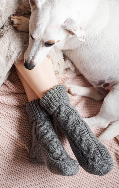 穿着舒适针织袜的年轻女孩的腿图片下载