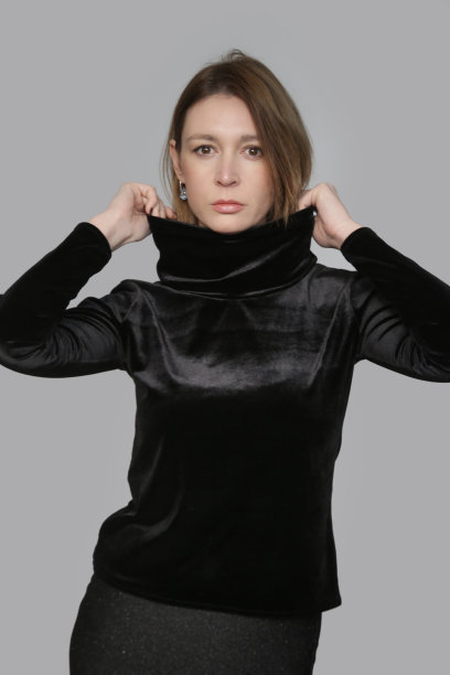 一系列的工作室照片的女模特穿着毛绒黑色高领毛衣，优雅而舒适和温暖的衣服。图片下载